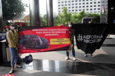 Anggota Koalisi Masyarakat Sipil Antikorupsi melakukan aksi unjuk rasa di depan Gedung Merah Putih KPK, Jakarta, Jumat (7/5/2021).