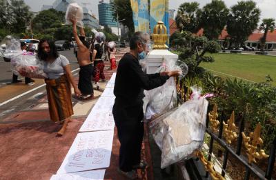 Seniman yang tergabung dalam Koalisi Seniman Surabaya melakukan aksi didepan Gedung Negara Grahadi, Surabaya, Jawa Timur, Jumat (7/5/2021).