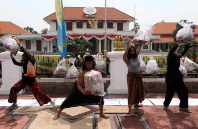 Seniman yang tergabung dalam Koalisi Seniman Surabaya melakukan aksi didepan Gedung Negara Grahadi, Surabaya, Jawa Timur, Jumat (7/5/2021).