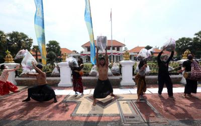 Seniman yang tergabung dalam Koalisi Seniman Surabaya melakukan aksi didepan Gedung Negara Grahadi, Surabaya, Jawa Timur, Jumat (7/5/2021).