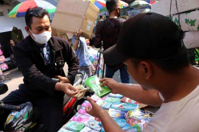 Warga membeli amplop lebaran di kawasan Pasar Asemka, Jakarta, Jumat (7/5/2021).