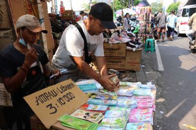 Warga membeli amplop lebaran di kawasan Pasar Asemka, Jakarta, Jumat (7/5/2021).