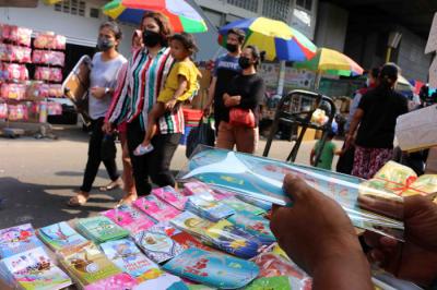 Warga membeli amplop lebaran di kawasan Pasar Asemka, Jakarta, Jumat (7/5/2021).