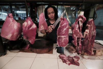 Pedagang memotong daging di Pasar Kramat Jati, Jakarta Timur, Jumat (7/5/2021).