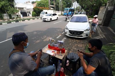 Siregar (44) menawarkan uang baru dalam berbagai pecahan di kawasan Pondok Indah, Jakarta, Jumat (7/5/2021).