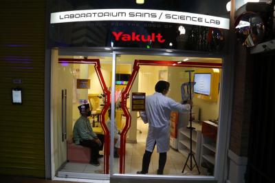 Sejumlah anak Yatim Piatu dari Yayasan Nurul Hasanah Surabaya bermain dan belajar bersama ketika menjadi warga negara KidZania Surabaya, Kamis (6/5/2021).