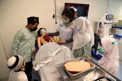 Sejumlah anak Yatim Piatu dari Yayasan Nurul Hasanah Surabaya bermain dan belajar bersama ketika menjadi warga negara KidZania Surabaya, Kamis (6/5/2021).