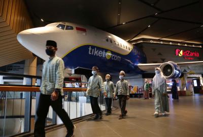 Sejumlah anak Yatim Piatu dari Yayasan Nurul Hasanah Surabaya bermain dan belajar bersama ketika menjadi warga negara KidZania Surabaya, Kamis (6/5/2021).