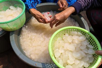 Warga memilih buah kolang-kaling atau buah atap di salah satu pasar di kawasan Jakarta Selatan, Jumat (7/5/2021).