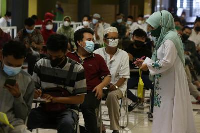 Para jamaah yang sudah mendapatkan slot kuota mengambil ID Card untuk Shalat Idul Fitri 1442 H di Masjid Al-Akbar Surabaya (MAS), Jawa Timur, Jumat (7/5/2021).