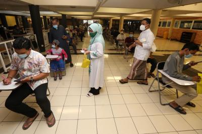 Para jamaah yang sudah mendapatkan slot kuota mengambil ID Card untuk Shalat Idul Fitri 1442 H di Masjid Al-Akbar Surabaya (MAS), Jawa Timur, Jumat (7/5/2021).