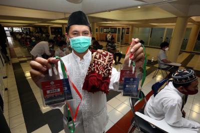 Para jamaah yang sudah mendapatkan slot kuota mengambil ID Card untuk Shalat Idul Fitri 1442 H di Masjid Al-Akbar Surabaya (MAS), Jawa Timur, Jumat (7/5/2021).