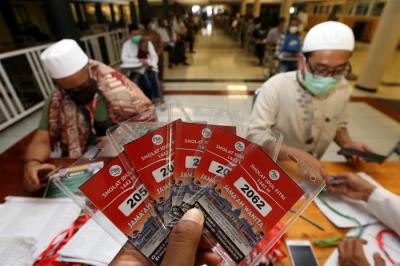 Para jamaah yang sudah mendapatkan slot kuota mengambil ID Card untuk Shalat Idul Fitri 1442 H di Masjid Al-Akbar Surabaya (MAS), Jawa Timur, Jumat (7/5/2021).