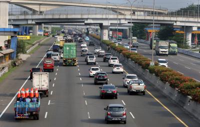 Pengendara melintas di tol jagorawi menuju Bogor di kawasan TMII, Jakarta Timur, Jumat (7/5/2021).