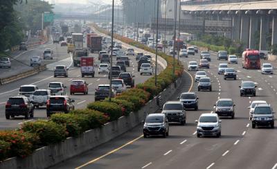 Pengendara melintas di tol jagorawi menuju Bogor di kawasan TMII, Jakarta Timur, Jumat (7/5/2021).
