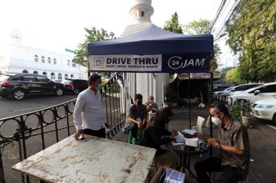 Warga membayar zakat di tenda pelayanan penyaluran zakat fitrah di Masjid Al-Azhar, Jakarta, Jumat (7/5/2021).