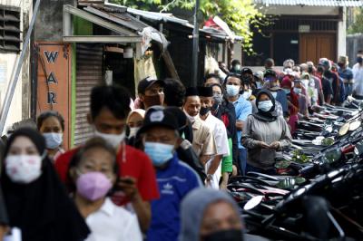 Warga antri untuk mendapatkan Bantuan Sosial Tunai (BST) di Kantor Kelurahan Kreo, Kelurahan Larangan, Kota Tangerang, Banten, Sabtu (8/5/2021).