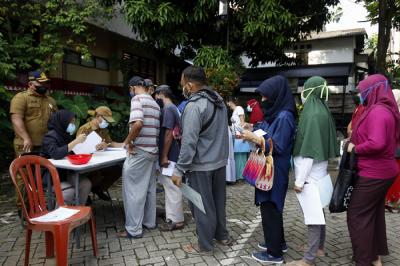 Warga antri untuk mendapatkan Bantuan Sosial Tunai (BST) di Kantor Kelurahan Kreo, Kelurahan Larangan, Kota Tangerang, Banten, Sabtu (8/5/2021).
