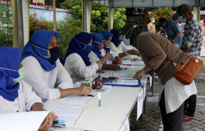 Warga antri untuk mendapatkan Bantuan Sosial Tunai (BST) di Kantor Kelurahan Kreo, Kelurahan Larangan, Kota Tangerang, Banten, Sabtu (8/5/2021).