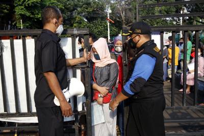 Warga antri untuk mendapatkan Bantuan Sosial Tunai (BST) di Kantor Kelurahan Kreo, Kelurahan Larangan, Kota Tangerang, Banten, Sabtu (8/5/2021).
