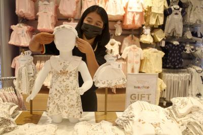 Pekerja menata pakaian bayi di gerai Babyshop di kawasan Pondok Indah Mall (PIM), Jakarta, Jumat (7/5/2021).