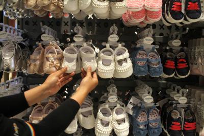 Pekerja menata pakaian bayi di gerai Babyshop di kawasan Pondok Indah Mall (PIM), Jakarta, Jumat (7/5/2021).