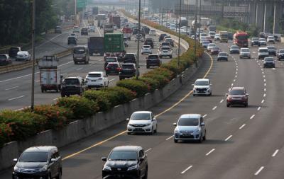 Pengendara melintas di jalan tol Jagorawi menuju Bogor di kawasan TMII, Jakarta Timur, Sabtu (8/5/2021).