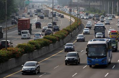 Pengendara melintas di jalan tol Jagorawi menuju Bogor di kawasan TMII, Jakarta Timur, Sabtu (8/5/2021).