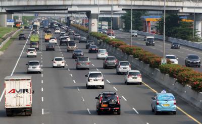 Pengendara melintas di jalan tol Jagorawi menuju Bogor di kawasan TMII, Jakarta Timur, Sabtu (8/5/2021).