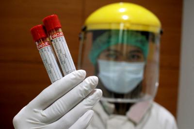 Petugas medis prodia mengambil sampel darah pasien di Laboratorium Klinik Prodia Kramat di Jakarta, Sabtu (8/5/2021).
