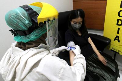 Petugas medis prodia mengambil sampel darah pasien di Laboratorium Klinik Prodia Kramat di Jakarta, Sabtu (8/5/2021).