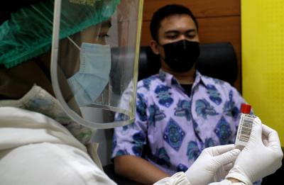 Petugas medis prodia mengambil sampel darah pasien di Laboratorium Klinik Prodia Kramat di Jakarta, Sabtu (8/5/2021).