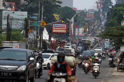 Kendaraan terjebak kemacetan di Jalan Jakarta-Bogor di kawasan Pasar Parung, Bogor, Jawa Barat, Sabtu (8/5/2021).