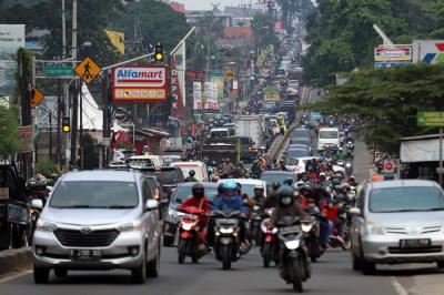 Kendaraan terjebak kemacetan di Jalan Jakarta-Bogor di kawasan Pasar Parung, Bogor, Jawa Barat, Sabtu (8/5/2021).