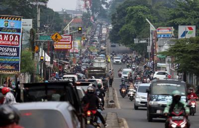 Kendaraan terjebak kemacetan di Jalan Jakarta-Bogor di kawasan Pasar Parung, Bogor, Jawa Barat, Sabtu (8/5/2021).