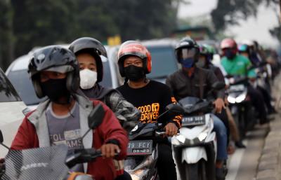 Kendaraan terjebak kemacetan di Jalan Jakarta-Bogor di kawasan Pasar Parung, Bogor, Jawa Barat, Sabtu (8/5/2021).