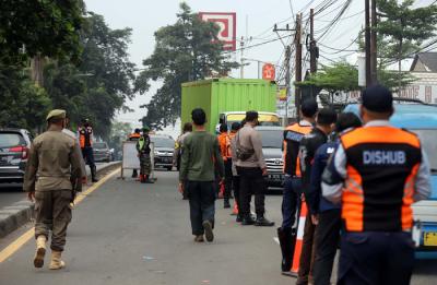 Petugas gabungan melakukan penyekatan arus mudik di kawasan Parung, Bogor, Sabtu (8/5/2021).