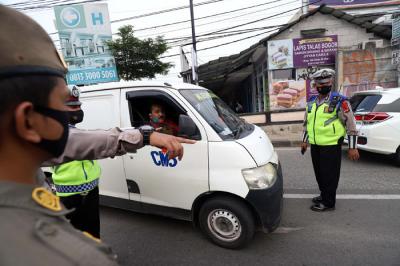 Petugas gabungan melakukan penyekatan arus mudik di kawasan Parung, Bogor, Sabtu (8/5/2021).