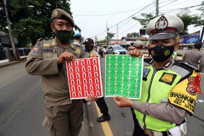Petugas gabungan melakukan penyekatan arus mudik di kawasan Parung, Bogor, Sabtu (8/5/2021).