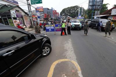 Petugas gabungan melakukan penyekatan arus mudik di kawasan Parung, Bogor, Sabtu (8/5/2021).