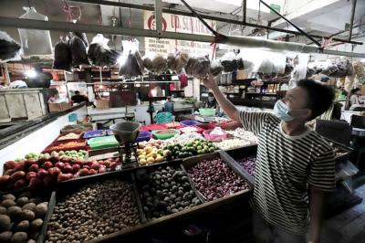 Pedagang merapikan dagangannya di Pasar Kramat Jati, Jakarta Timur, Sabtu (8/5/2021).