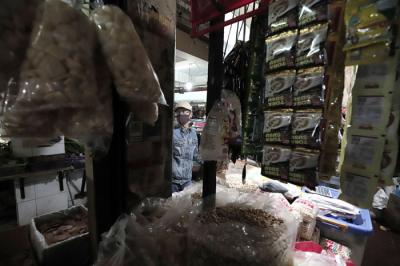 Pedagang merapikan dagangannya di Pasar Kramat Jati, Jakarta Timur, Sabtu (8/5/2021).