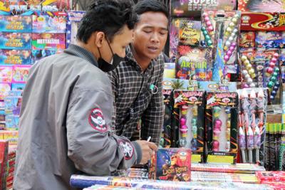 Warga membeli petasan dan kembang api di Pasar Asemka Jakarta, Sabtu (8/5/2021).