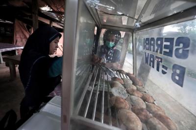 Warga membuat kue serabi di kawasan Jalan Legok, Kota Bekasi, Jawa Barat, Sabtu (8/5/2021).