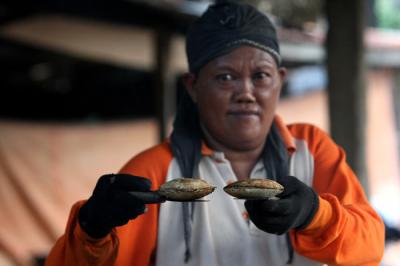 Warga membuat kue serabi di kawasan Jalan Legok, Kota Bekasi, Jawa Barat, Sabtu (8/5/2021).
