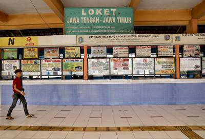 Aktivitas Terminal Kampung Rambutan sepi di Jakarta, Jumat (7/5/2021).