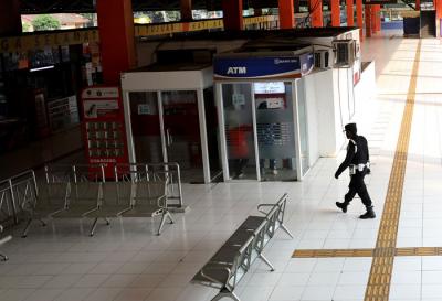 Aktivitas Terminal Kampung Rambutan sepi di Jakarta, Jumat (7/5/2021).