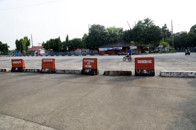 Aktivitas Terminal Kampung Rambutan sepi di Jakarta, Jumat (7/5/2021).