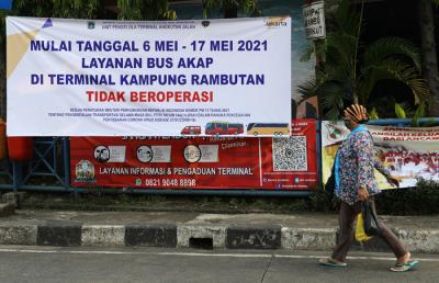 Aktivitas Terminal Kampung Rambutan sepi di Jakarta, Jumat (7/5/2021).