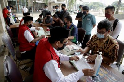Umat Islam membayar zakat fitrah melalui amil zakat di Masjid Istiqlal, Jakarta, Sabtu (8/5/2021).